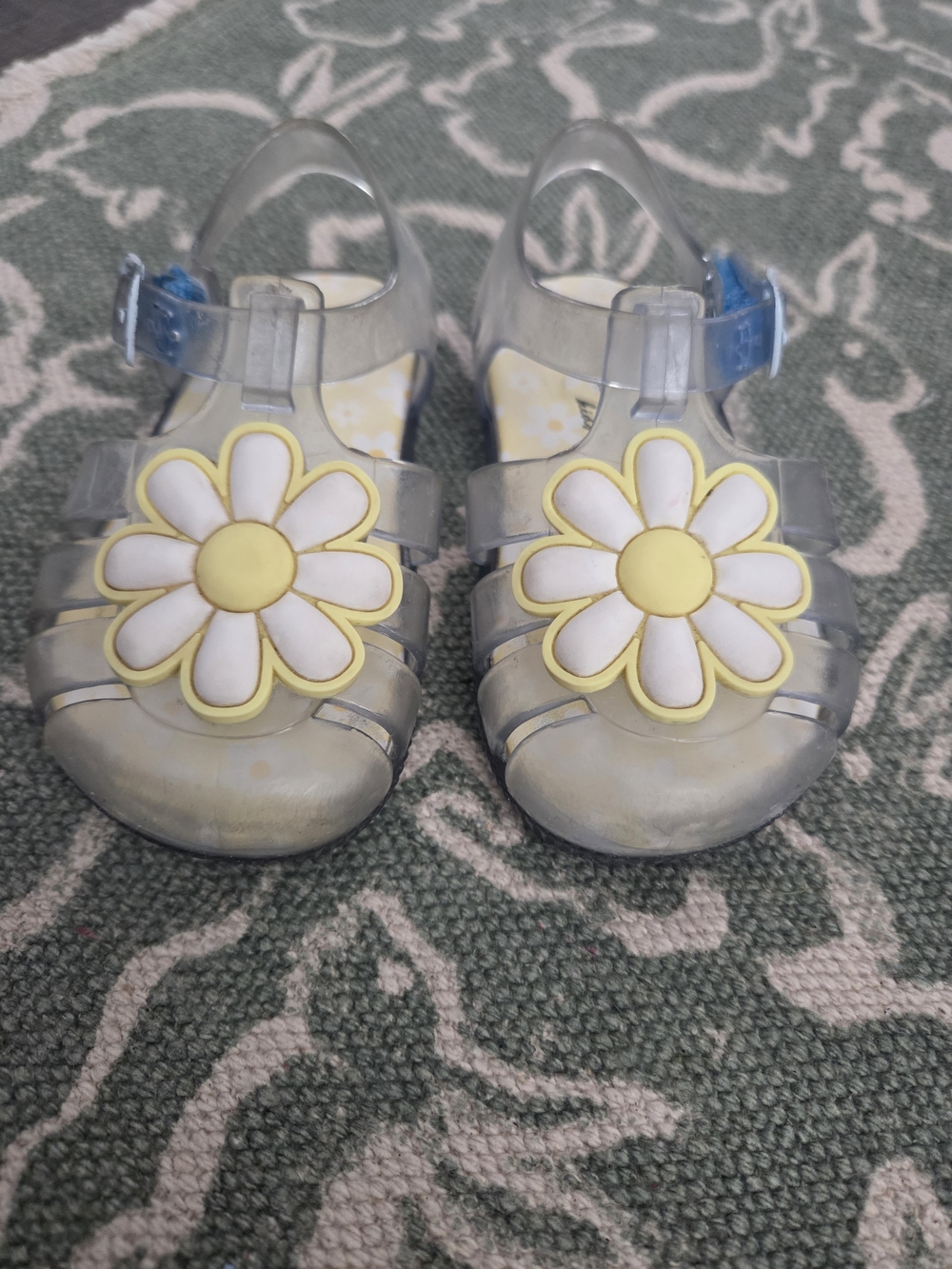 Adorable jelly sandals with daisy detail 🌼
Size 5 toddler